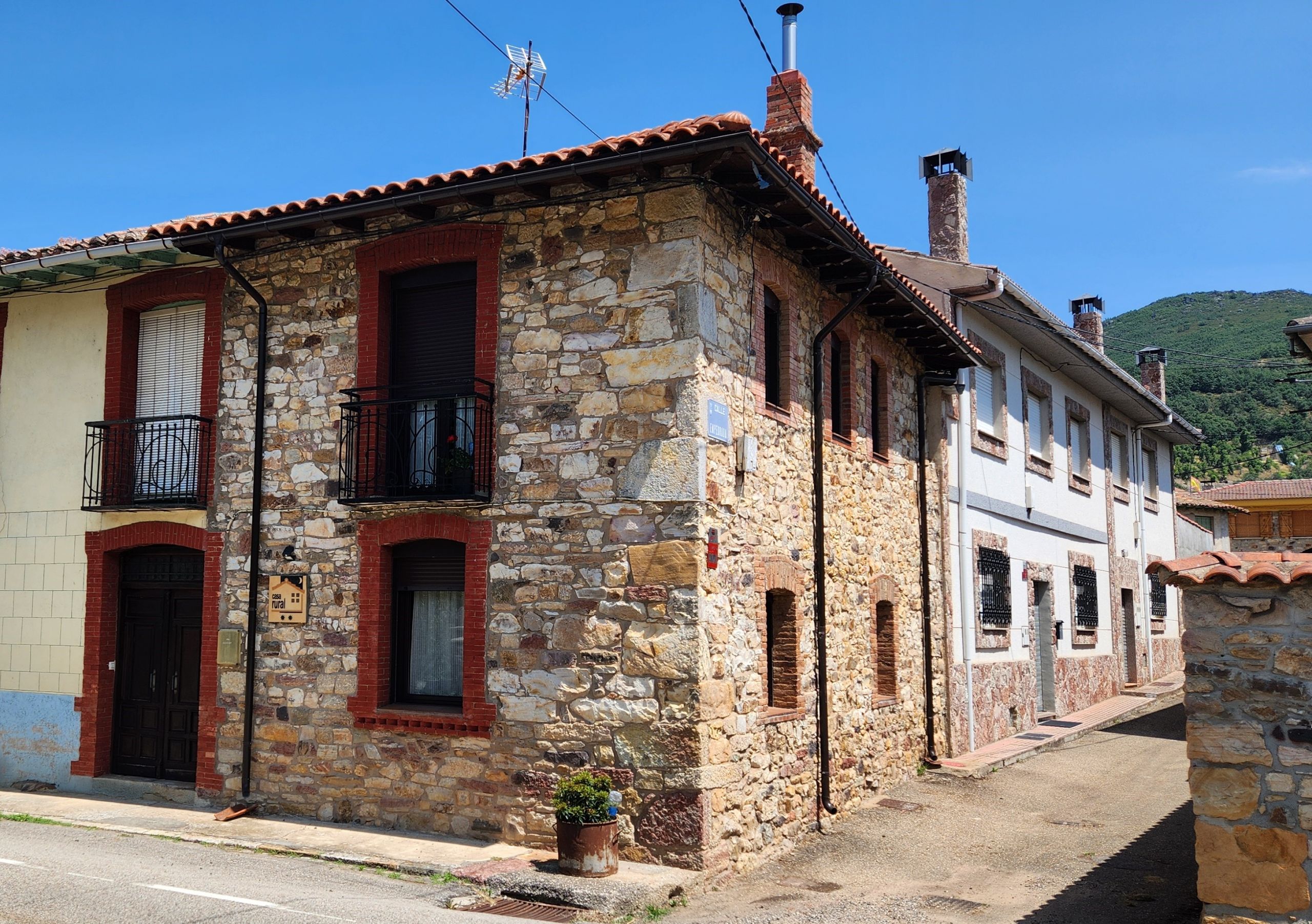 Fachada de la Casa Rural Salomé, un edificio bicentenario en Mora de Luna (León, España)