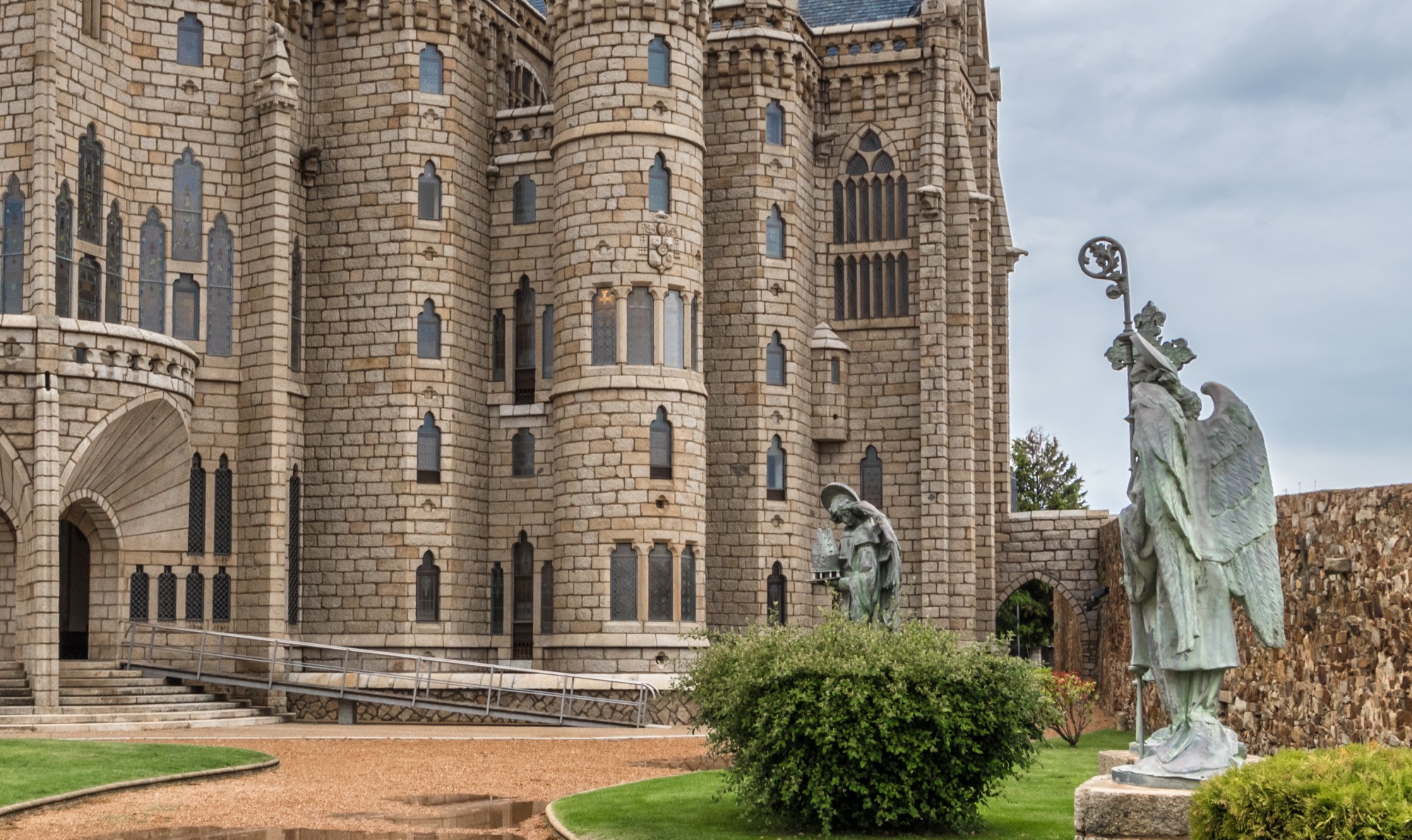 Palacio Episcopal de Astorga Antonio Gaudi Angeles del jardin