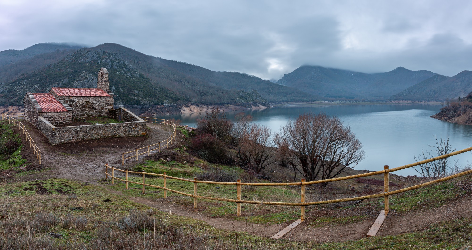 Iglesia de San Martín de Láncara, Embalse de los Barrios de Luna, León.