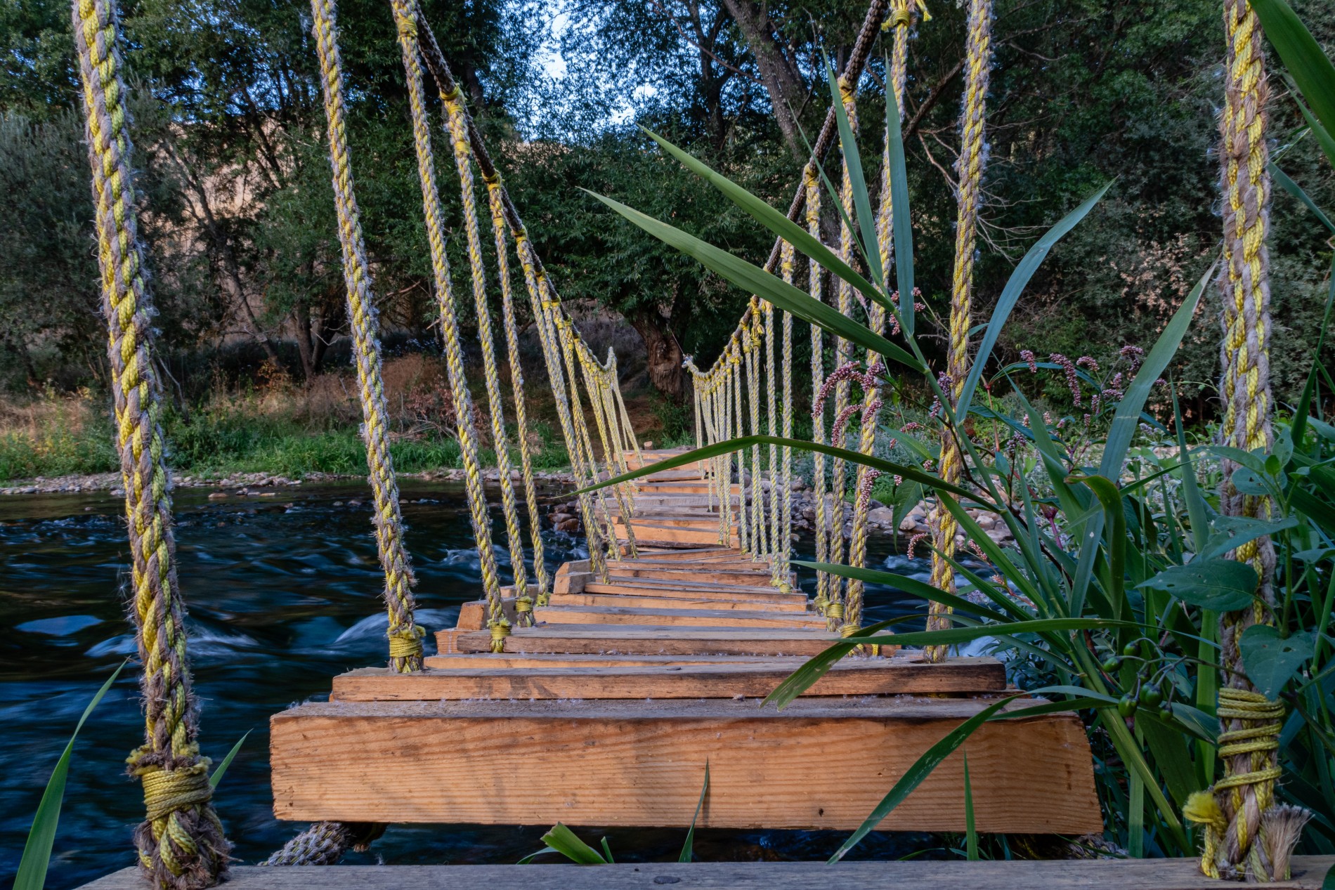 Puente colgante sobre el Río Bernesga, Cuadros, León.
