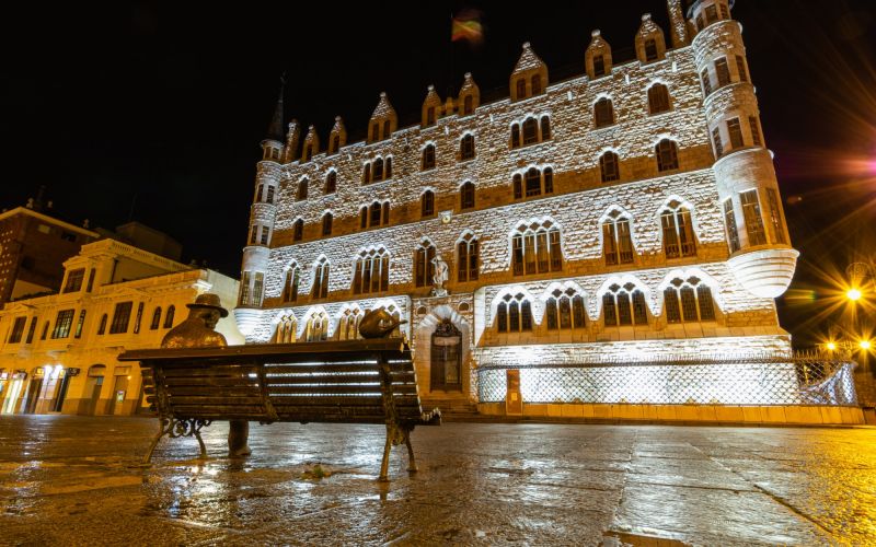 Antonio Gaudí en León: Una Ruta Mágica desde Casa Salomé